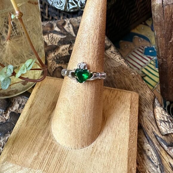 Sterling Silver Emerald Claddagh Ring Sizes 6,7,8 - Picture 2 of 6
